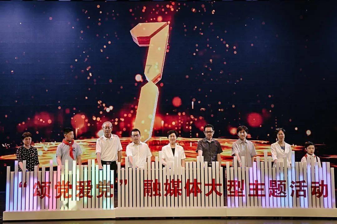 可爱小猫向上跳